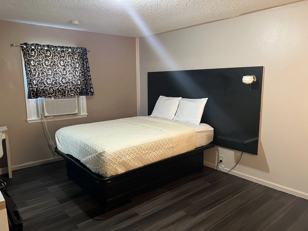 Non Smoking One Queen